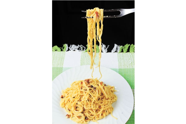 Parmesão, pecorino, ovos e panceta na massa